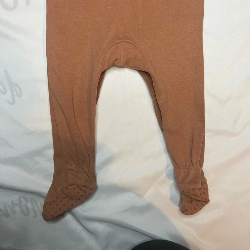 Quincy Mae Amber Full Snap Organic Cotton Footie in Size 6-12 Months